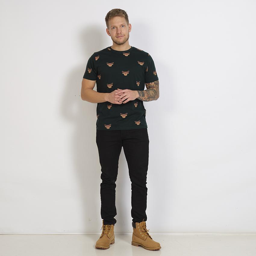 Un uomo che indossa una maglietta nera con una renna.