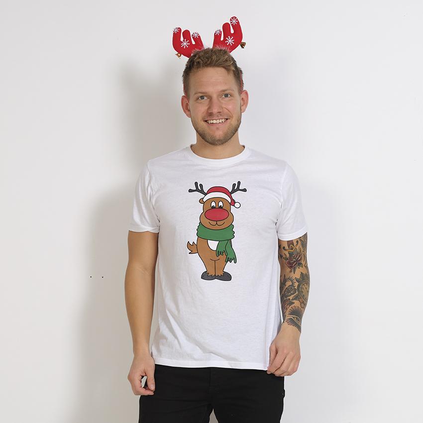 Un uomo che indossa una maglietta bianca con su scritto Rudolph.