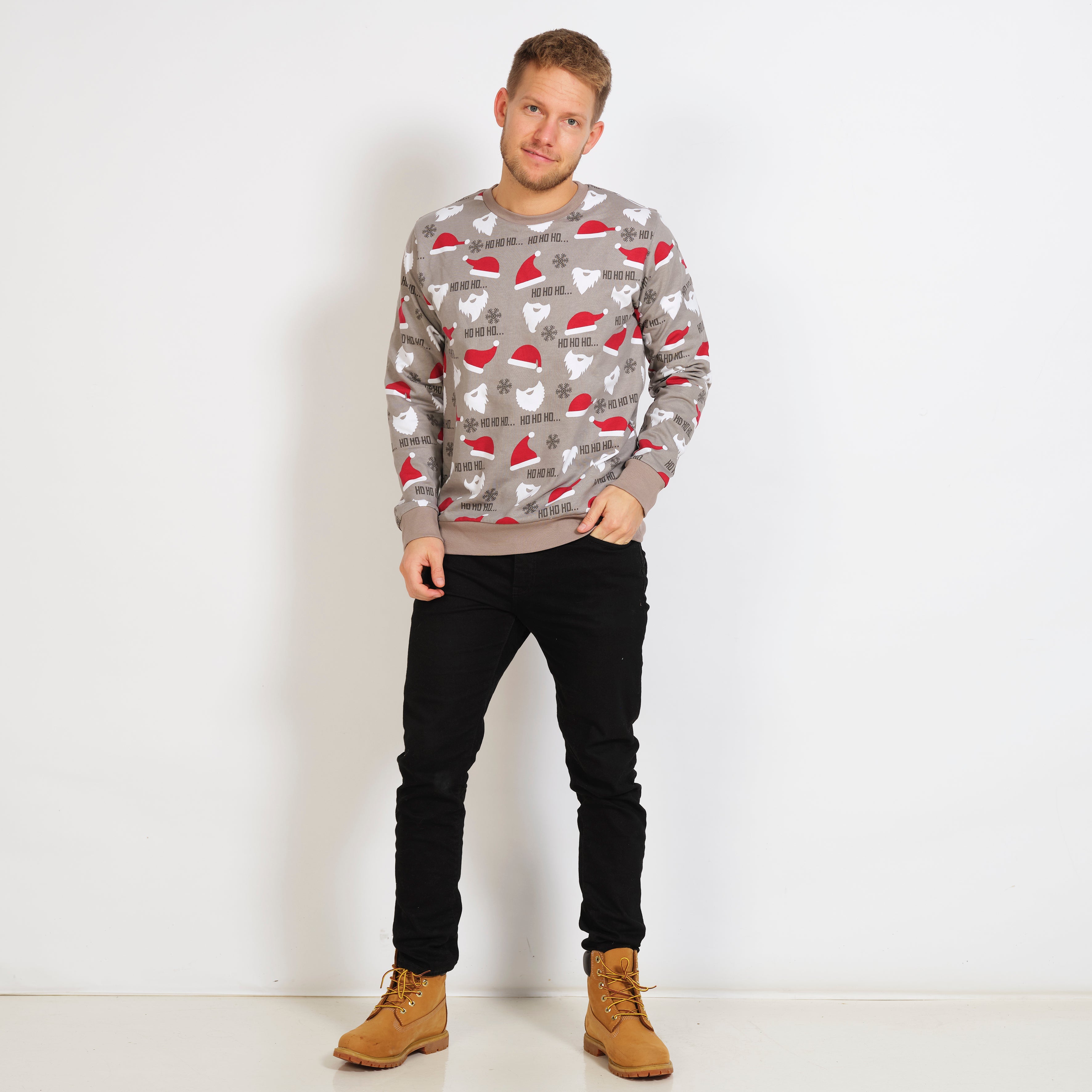 En mand iklædt overdelen fra et julesweatsuit.