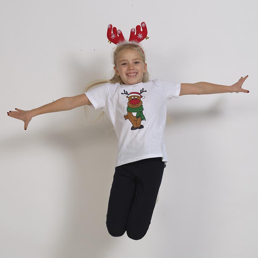 Un bambino che indossa una maglietta bianca con Rudolph.
