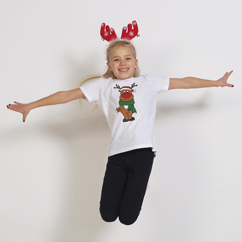 Un bambino che indossa una maglietta bianca con Rudolph.