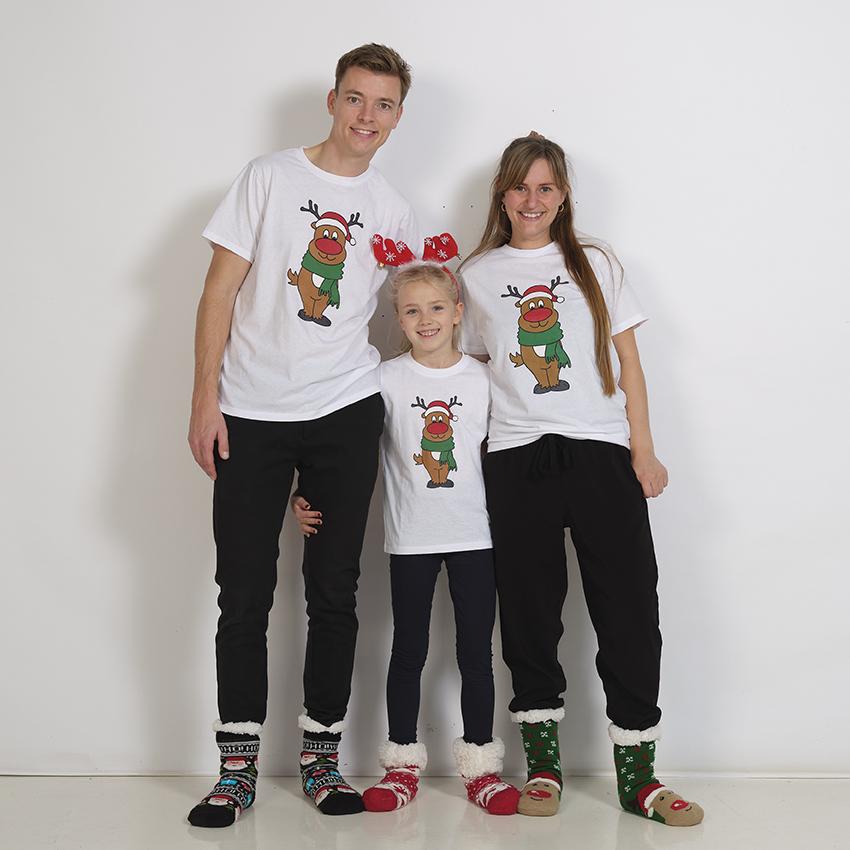 Una famiglia che indossa una maglietta bianca con Rudolph.