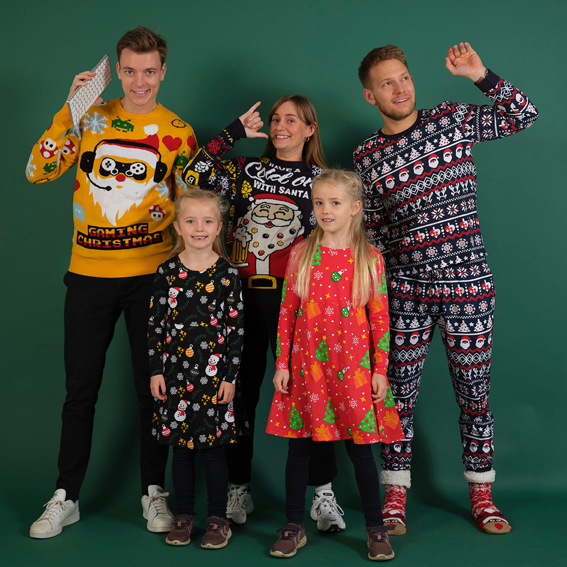 Una famiglia che indossa abiti natalizi.