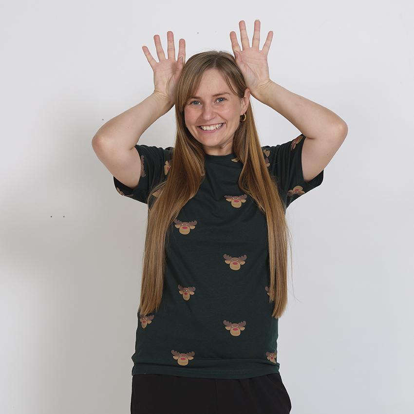 Una donna che indossa una maglietta nera con una renna.