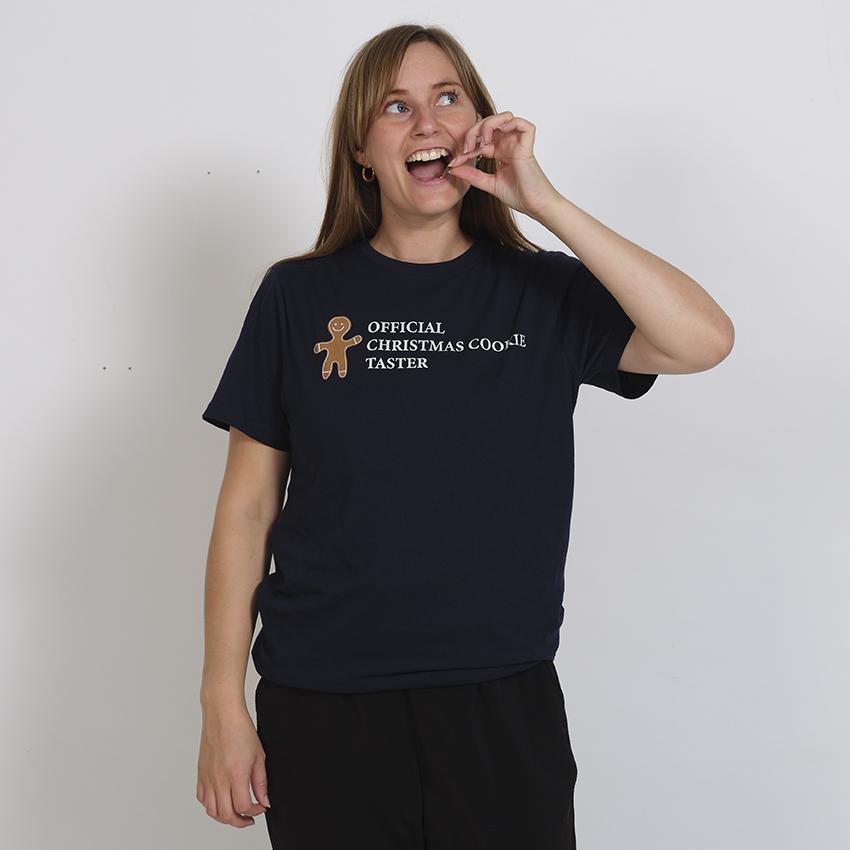 Una donna che indossa una maglietta nera con un omino delle torte.