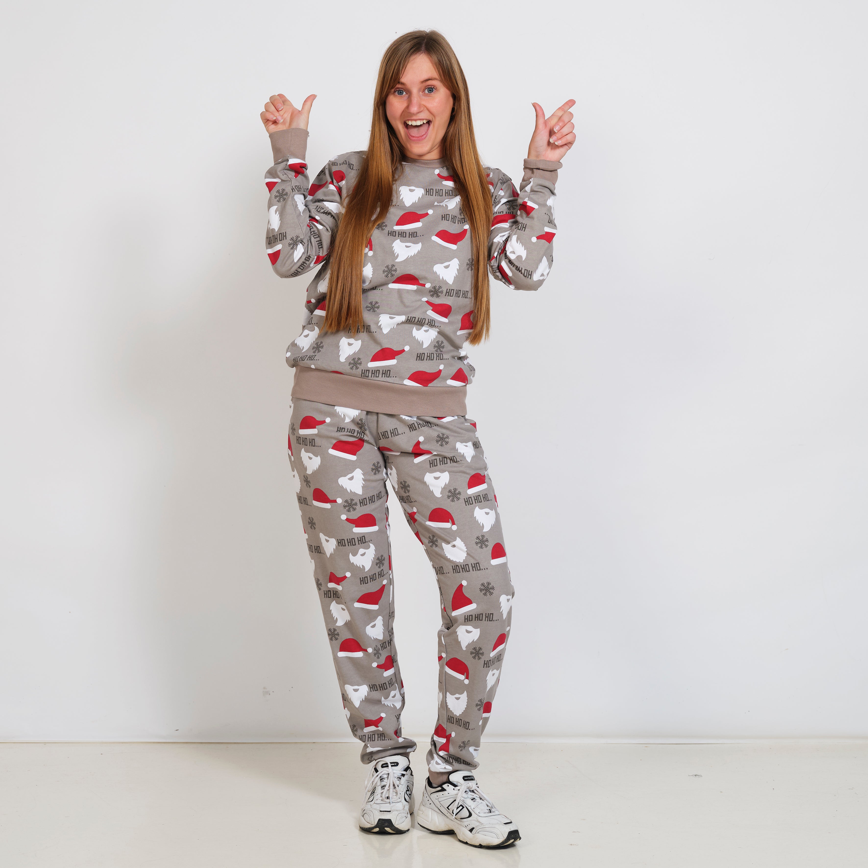 En smilende dame iført en grå julesweatsuit.