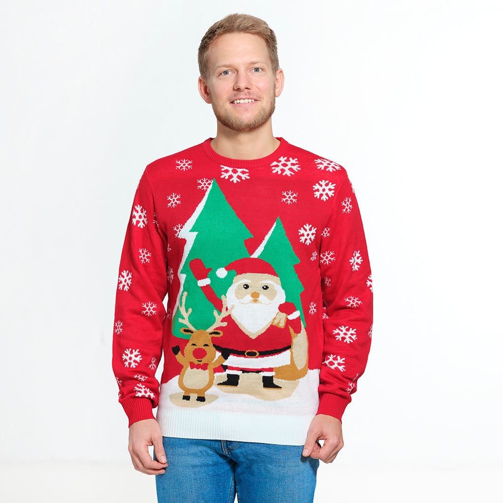 Un uomo sorridente che indossa un maglione natalizio rosso con Babbo Natale e Rudolph.