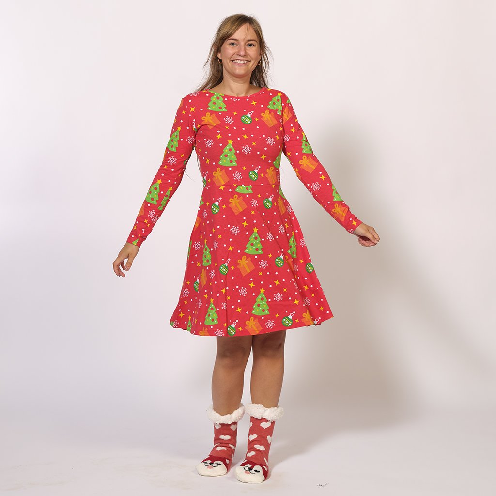 Una donna che indossa un abito natalizio rosso.