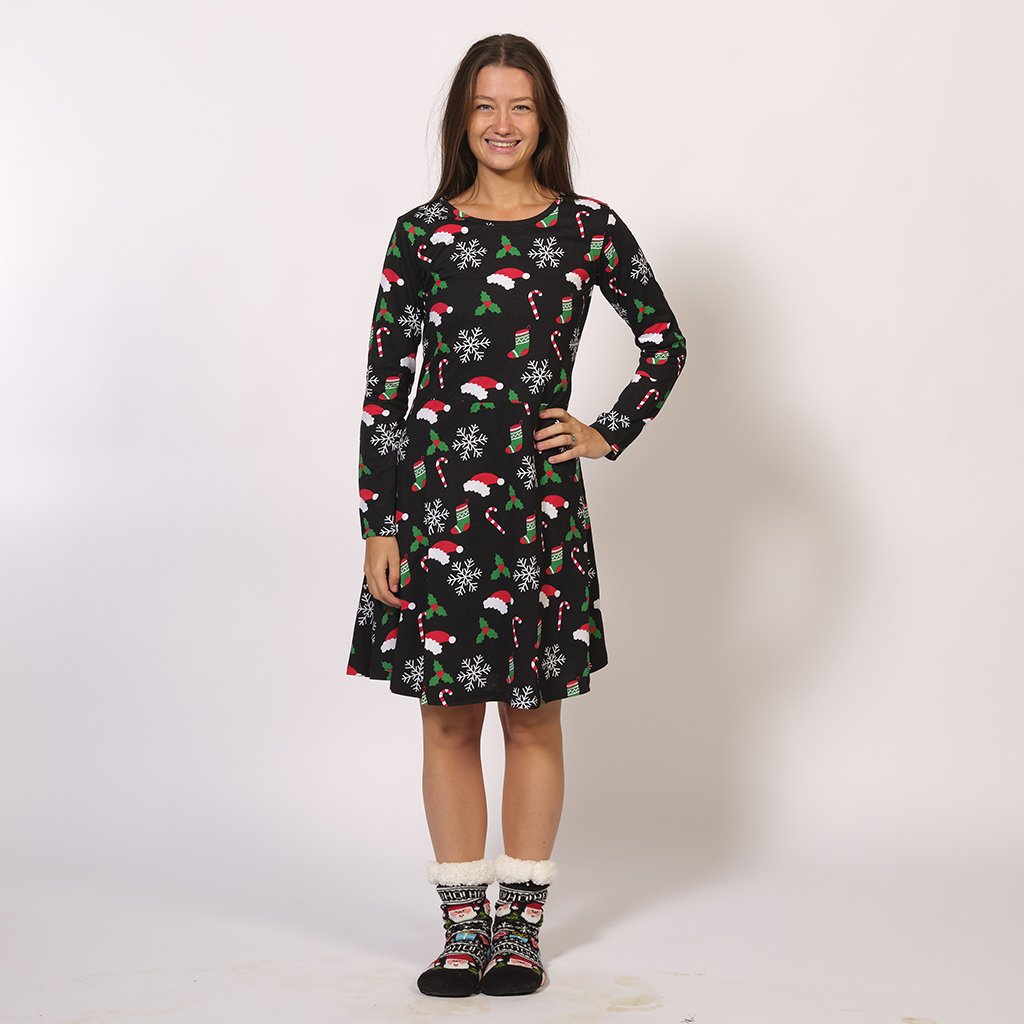 Un abito natalizio nero da donna.