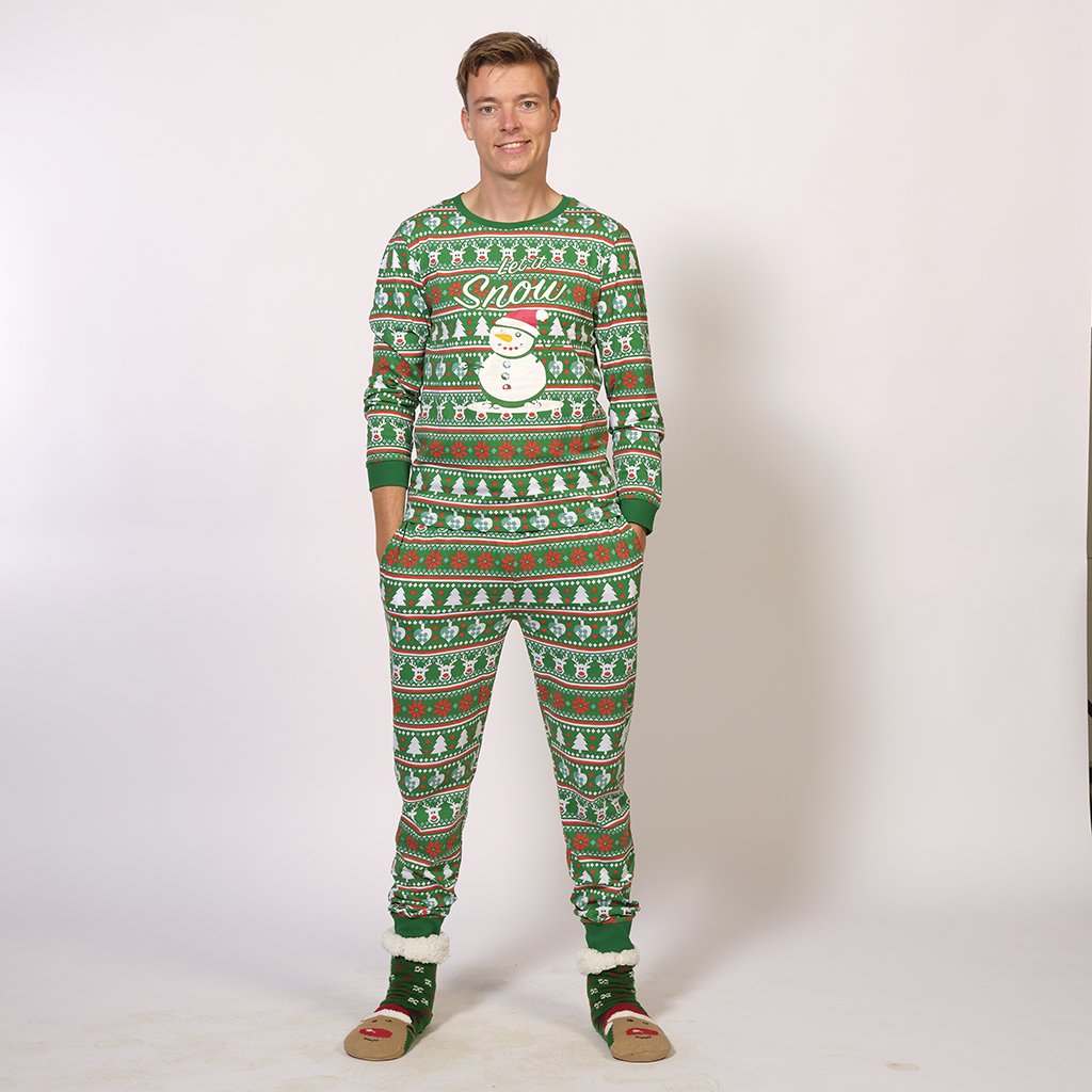 Un uomo posa indossando un pigiama di Natale verde con un pupazzo di neve.