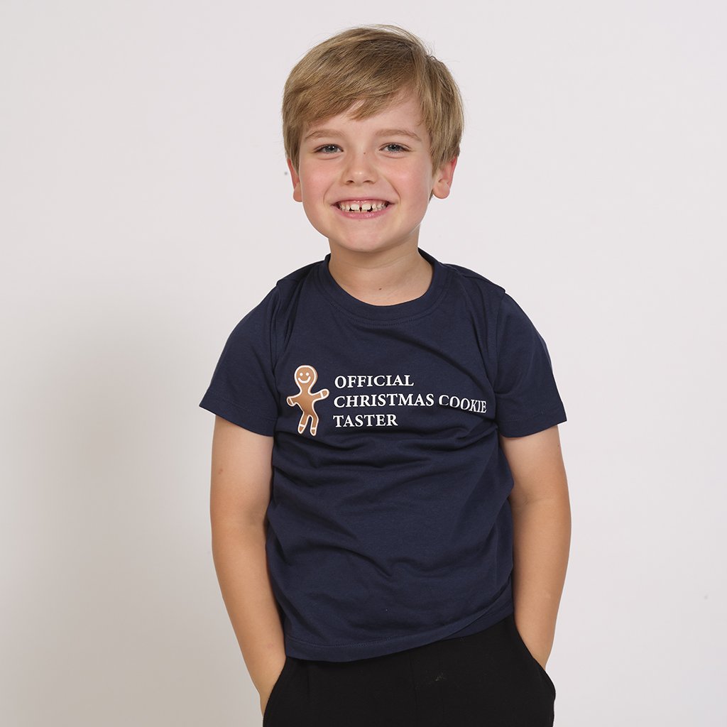 Un bambino che indossa una maglietta nera con un omino dei dolci.