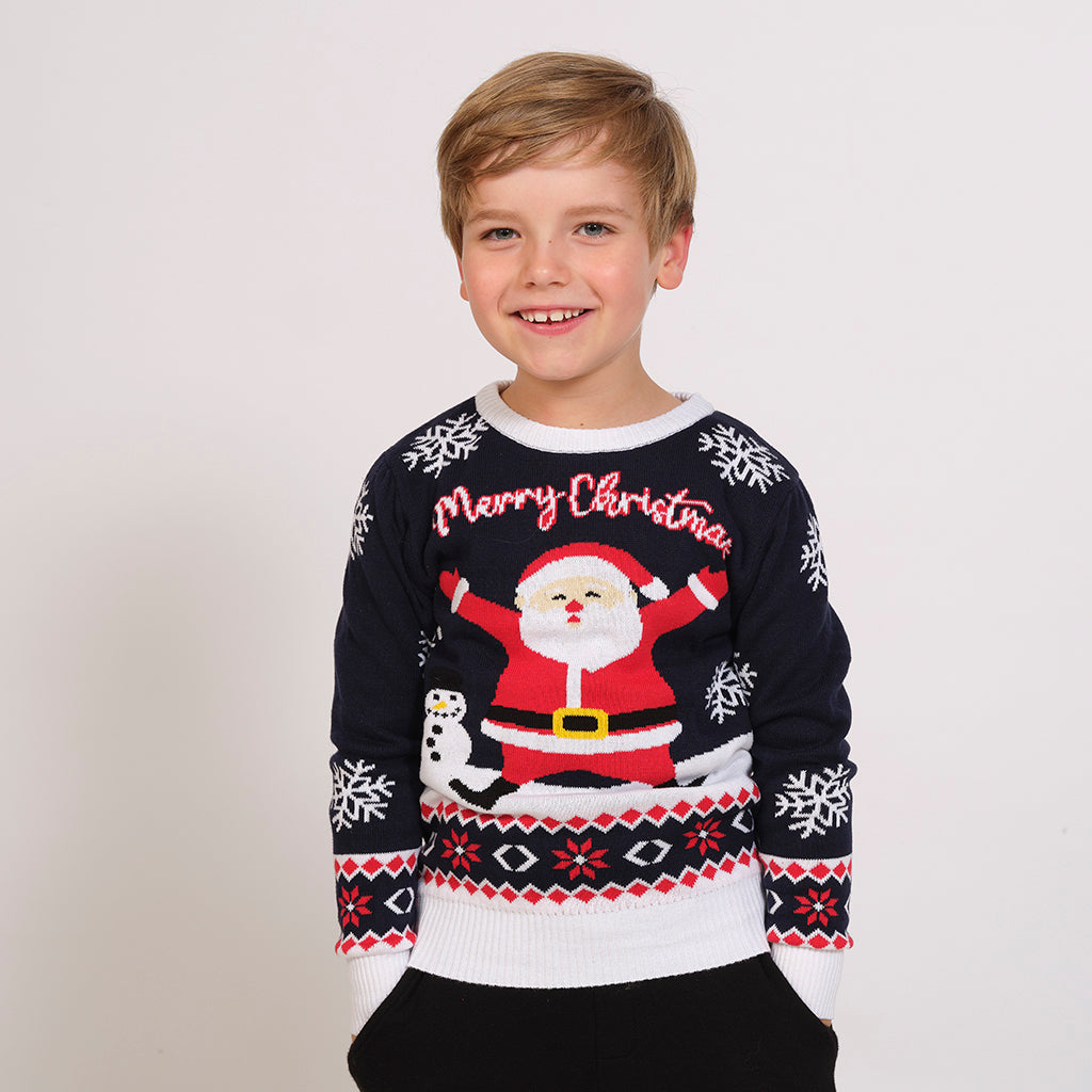 Un bambino che indossa un maglione natalizio blu e bianco con un Babbo Natale.