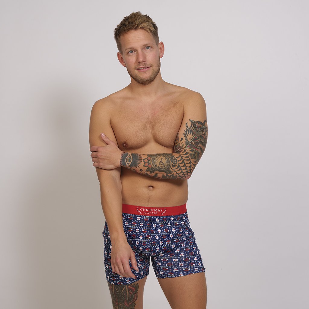 Un uomo con mutande natalizie blu.