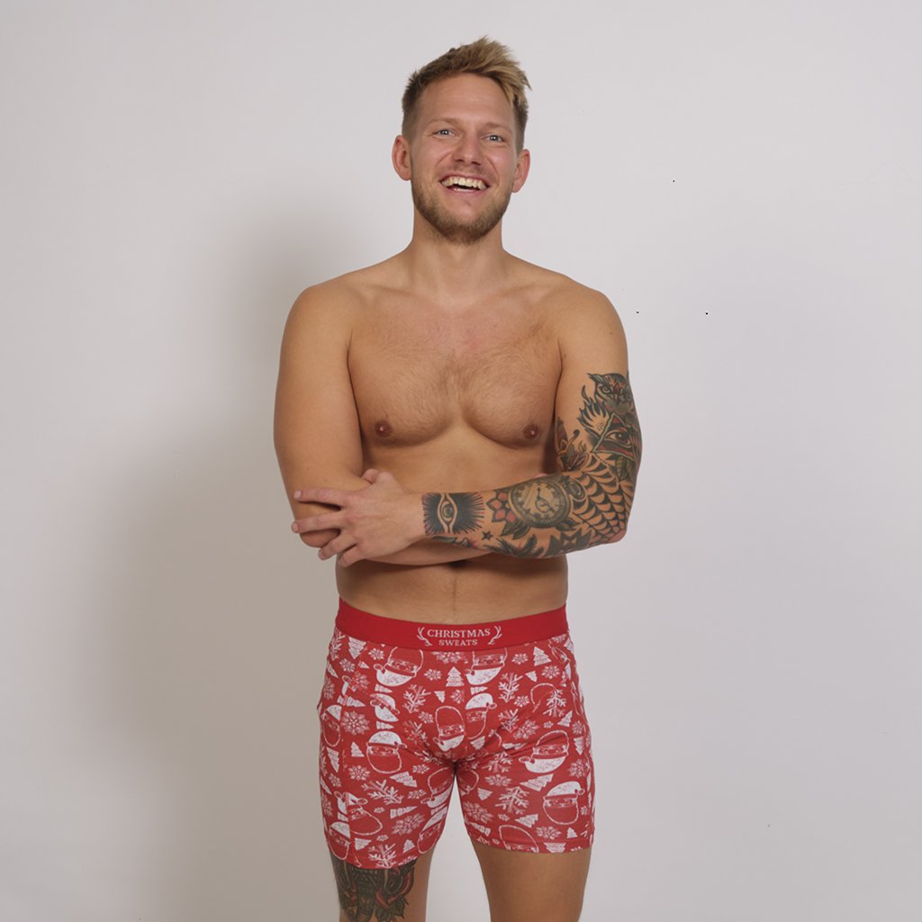 Un uomo con mutande natalizie rosse.