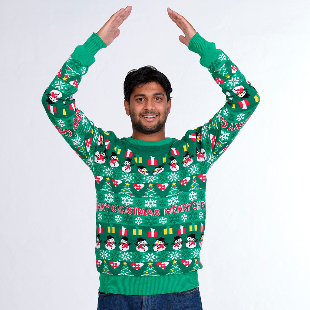 Un uomo che indossa un maglione natalizio verde a fantasia.