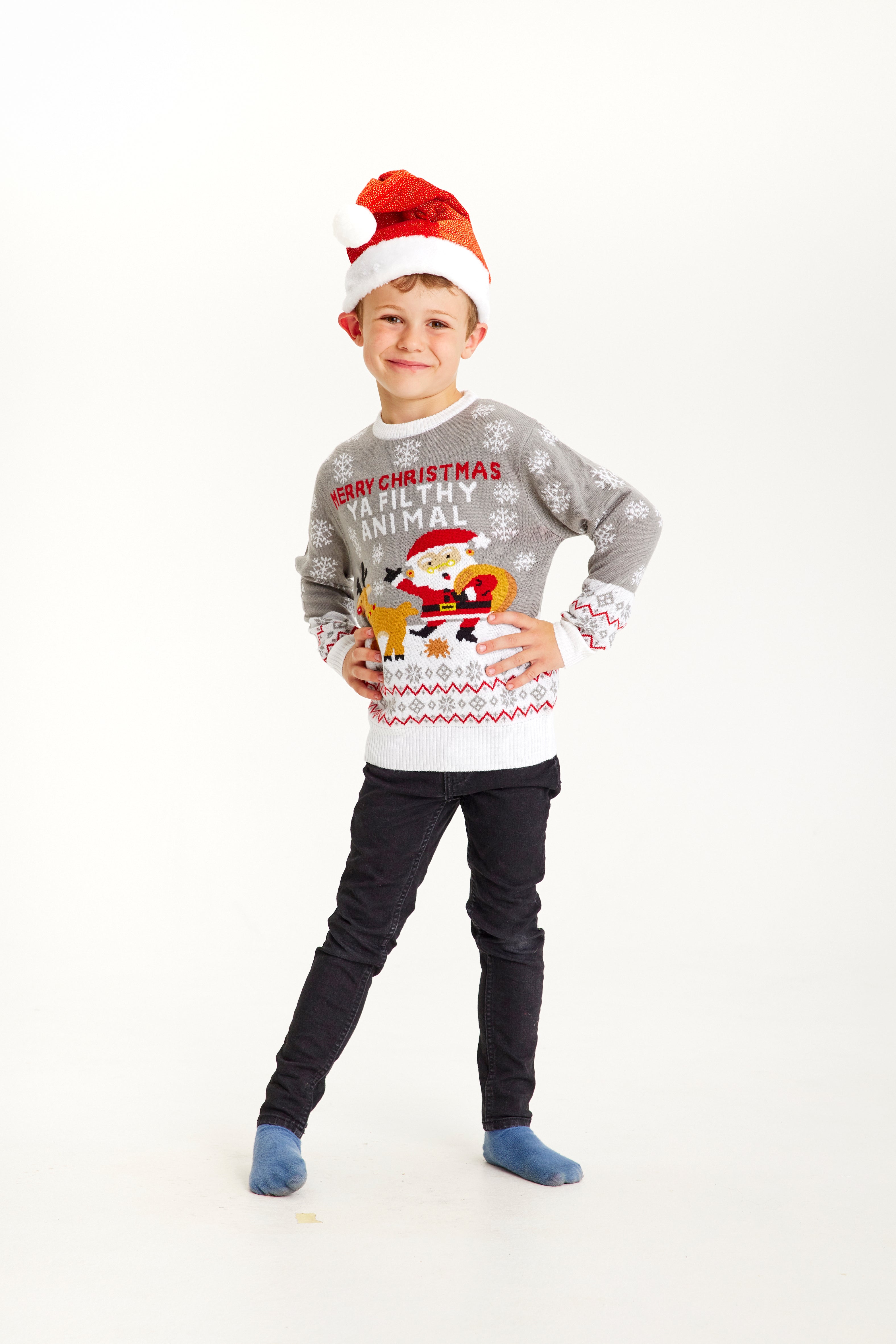 Un bambino che indossa un maglione natalizio grigio con la scritta 