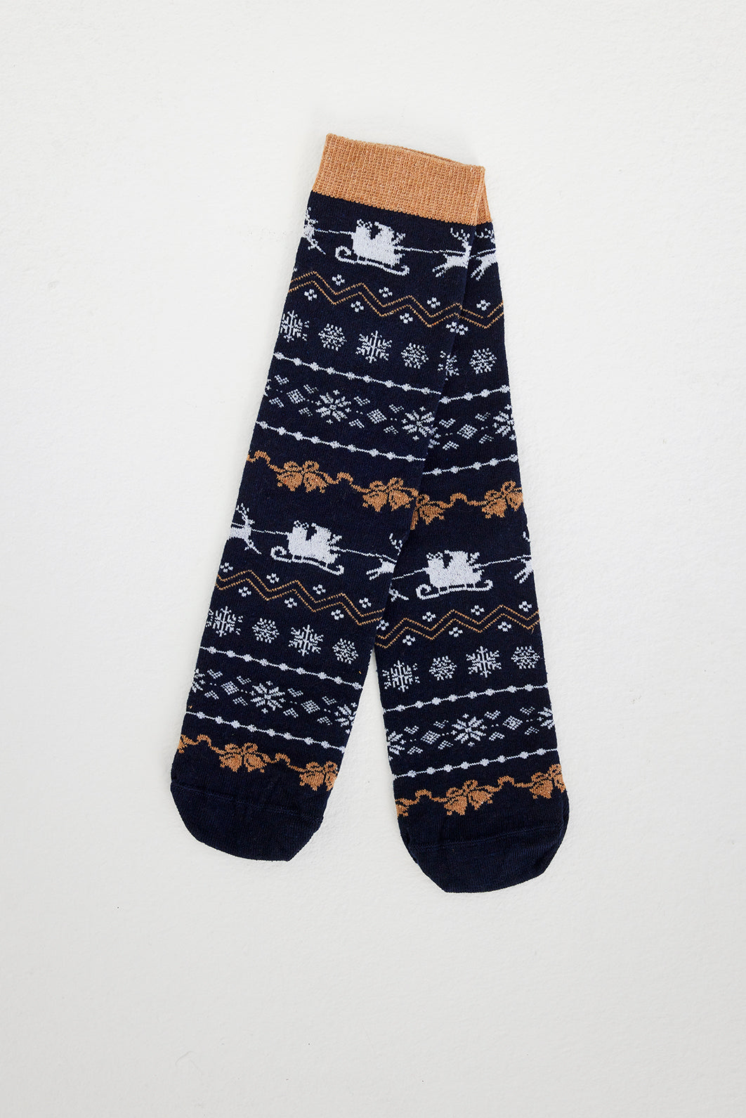 Un paio di calzini di Natale neri.