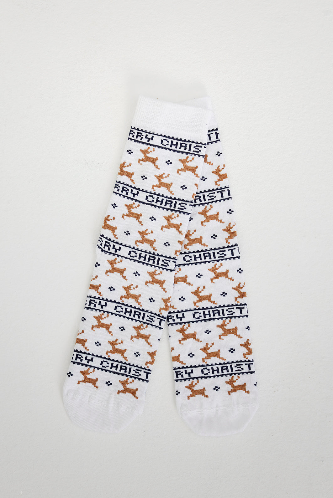 Un paio di calzini natalizi bianchi.