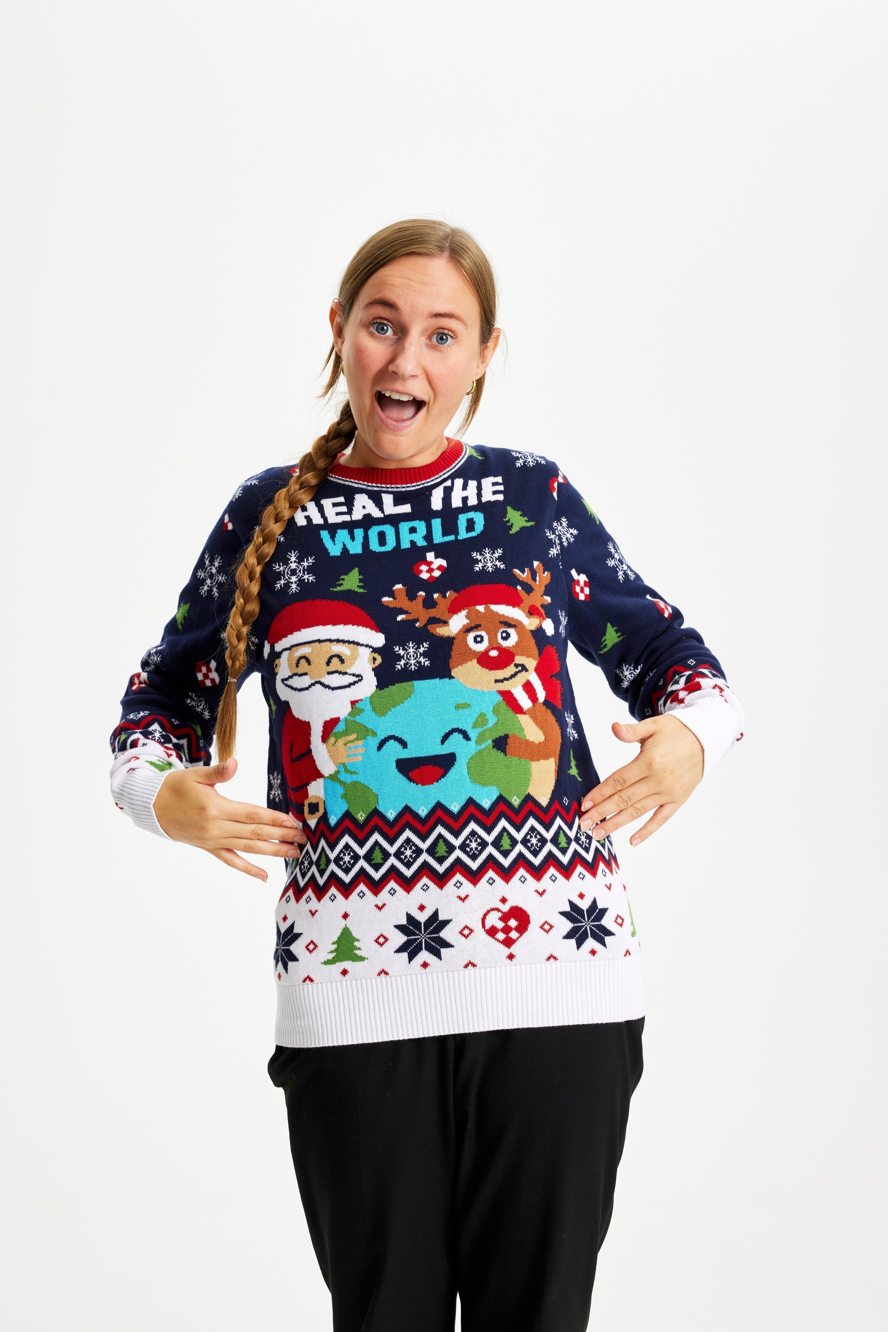 Una donna posa indossando un maglione natalizio blu con la scritta 