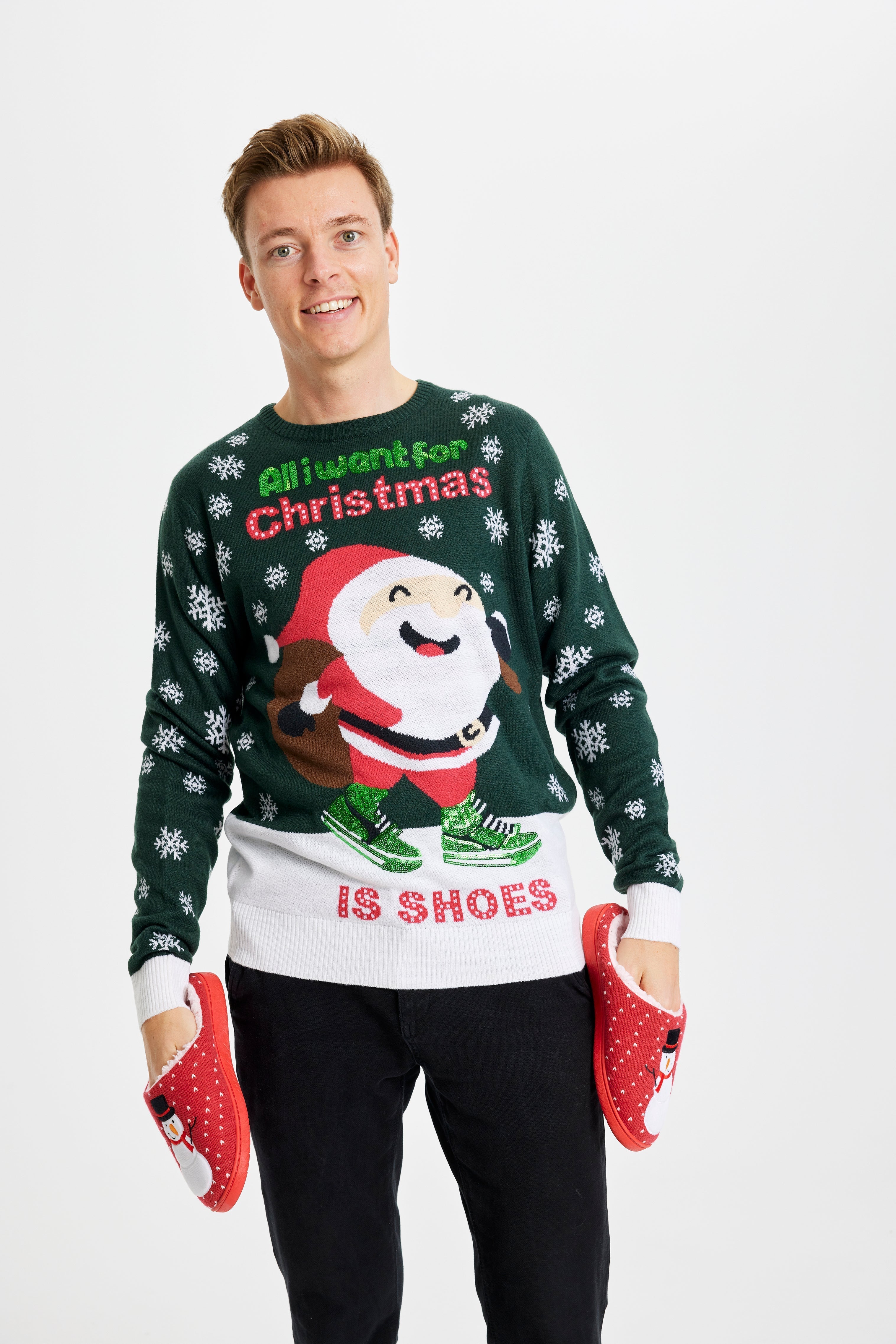 Una persona che indossa un maglione natalizio verde con la citazione 
