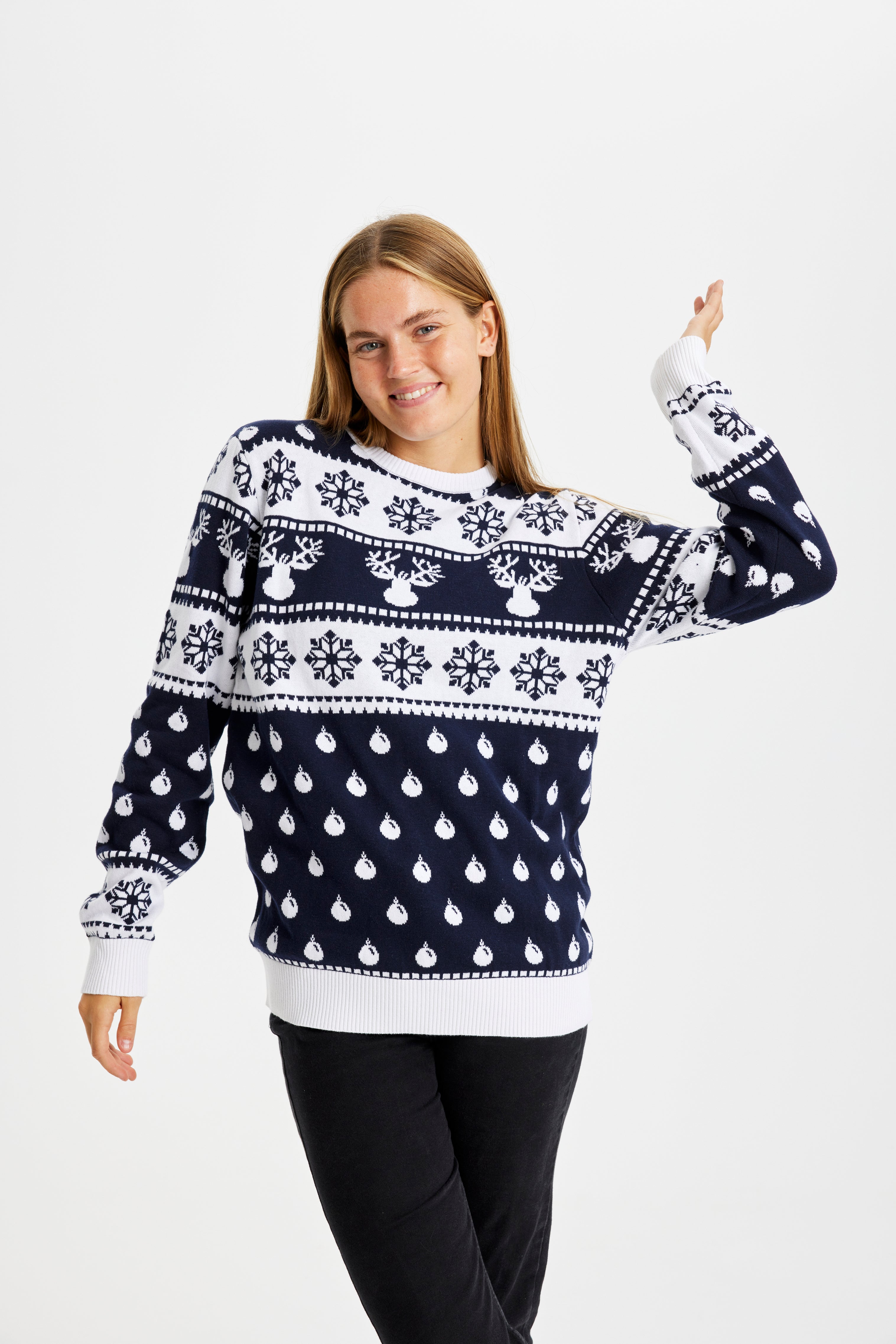 Una donna con un maglione natalizio bianco e blu.