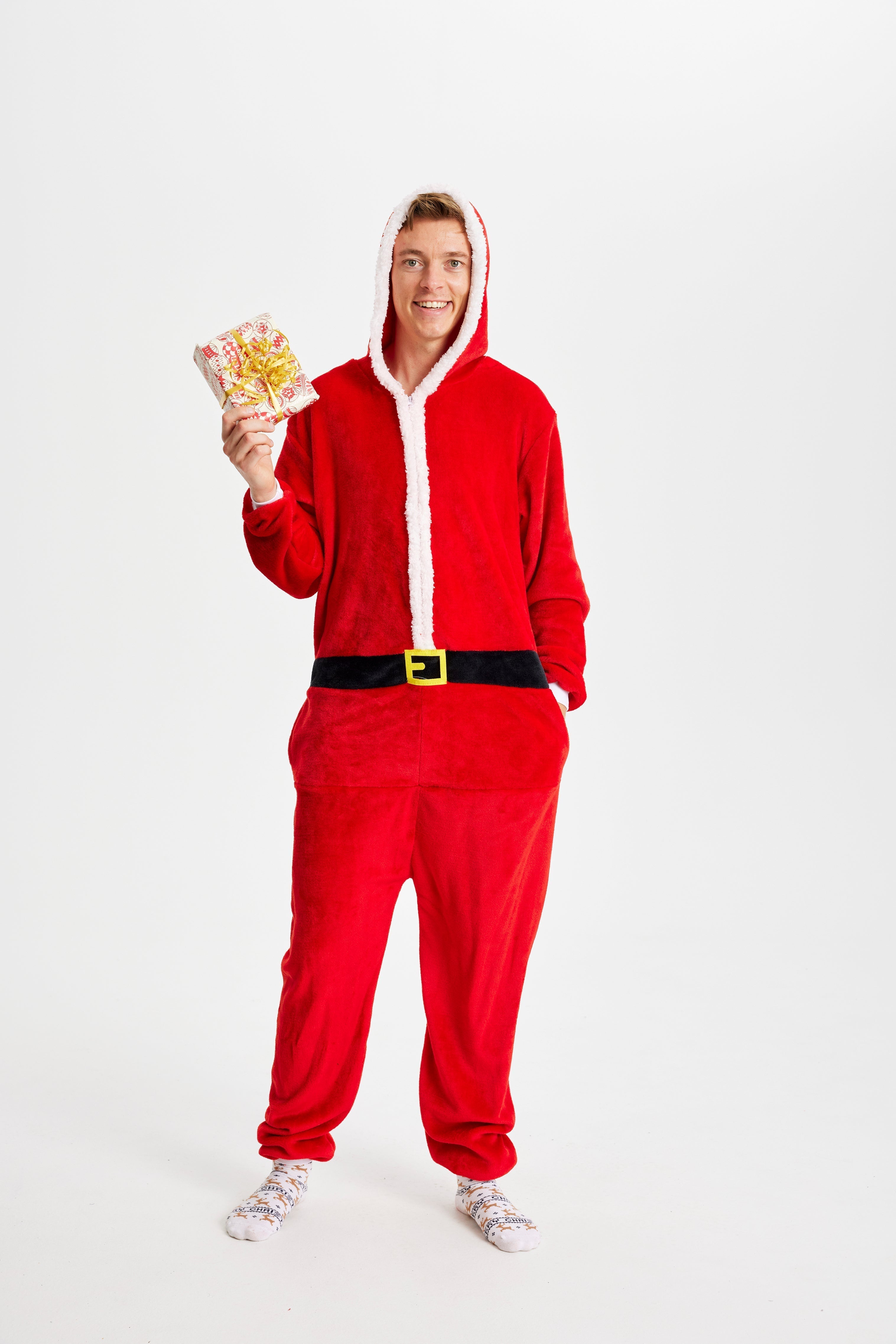 Un uomo con un costume rosso da Babbo Natale.