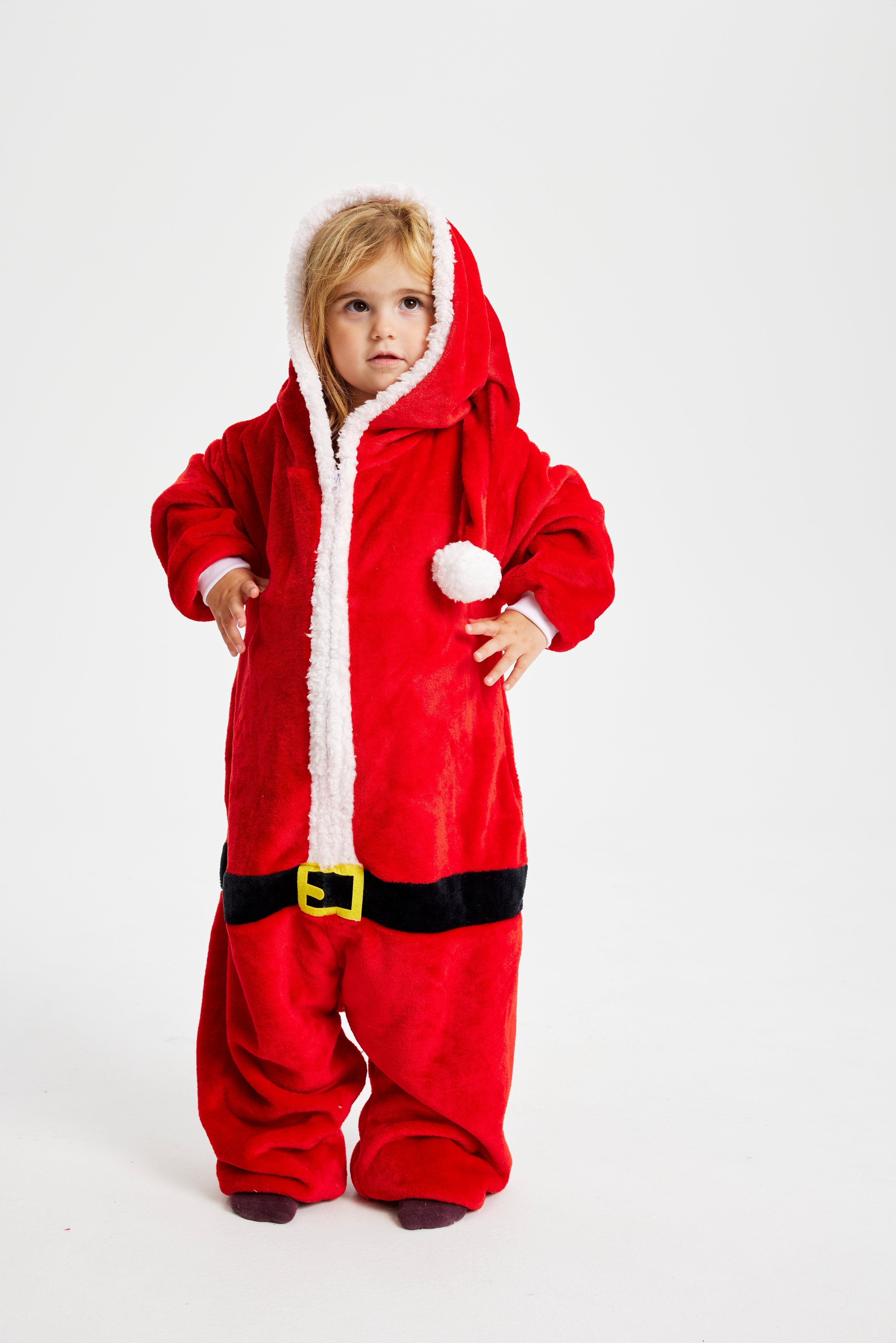 Un bambino con un costume da Babbo Natale.