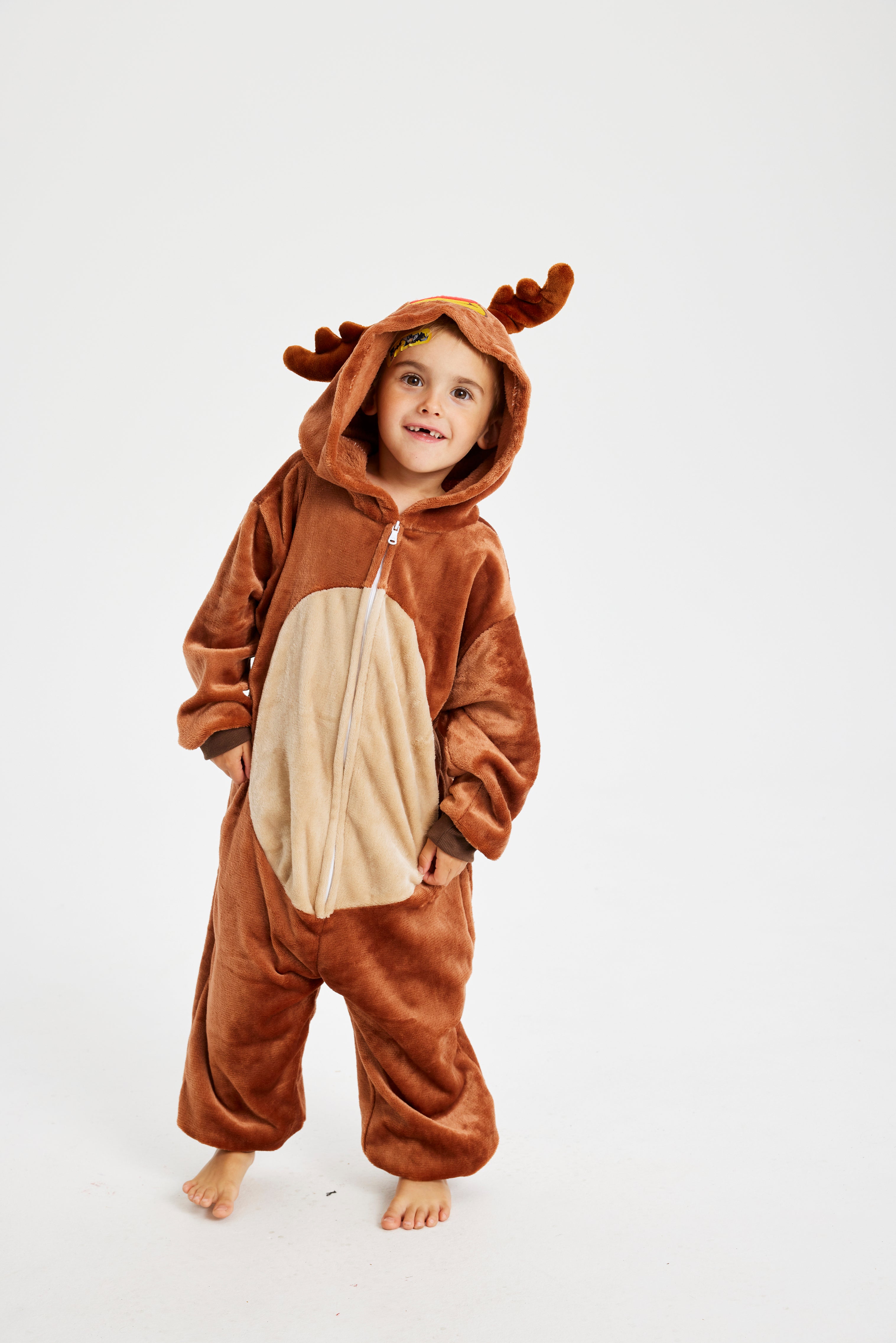 Un bambino che indossa un costume da renna.