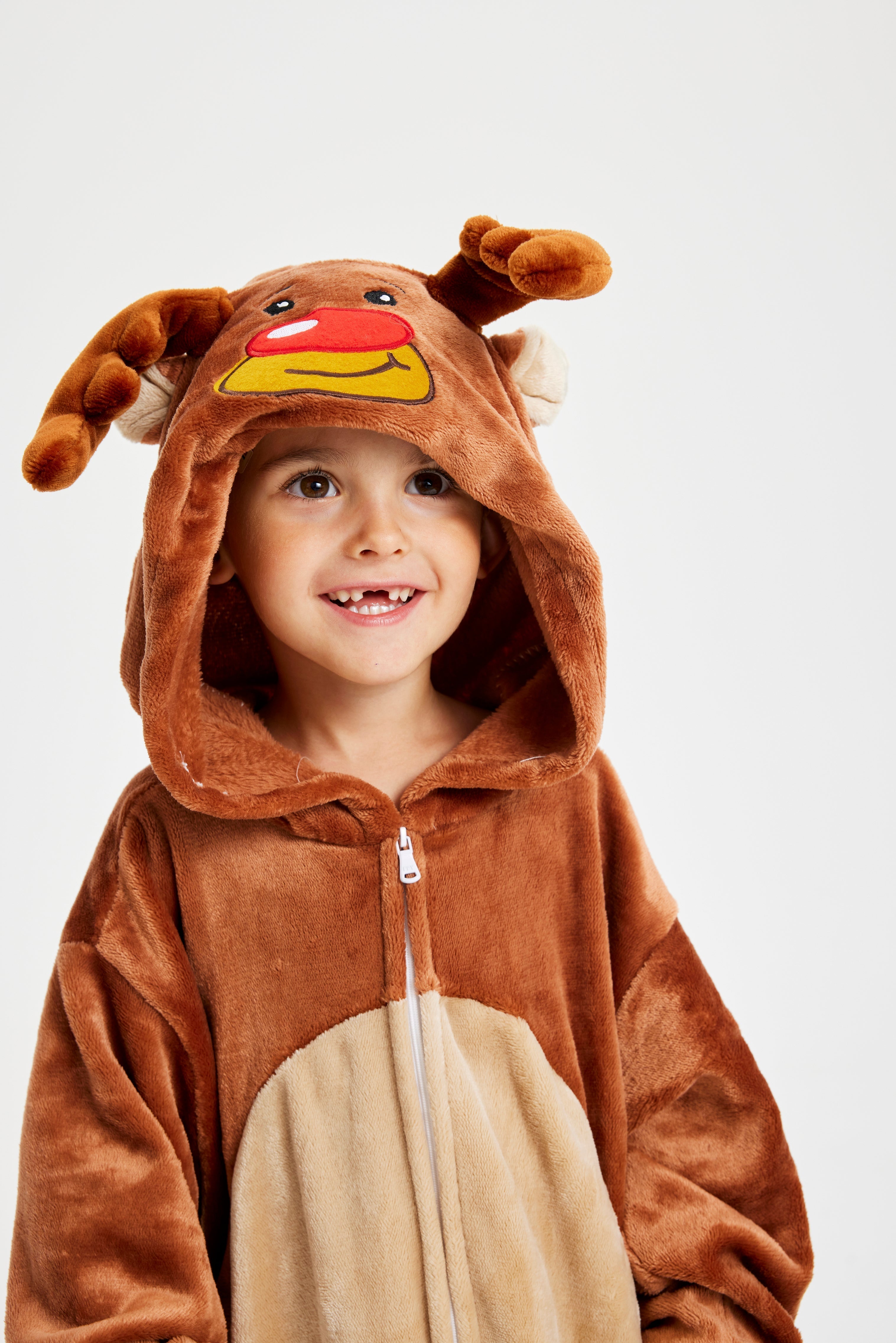 Un bambino sorridente che indossa un costume da renna.