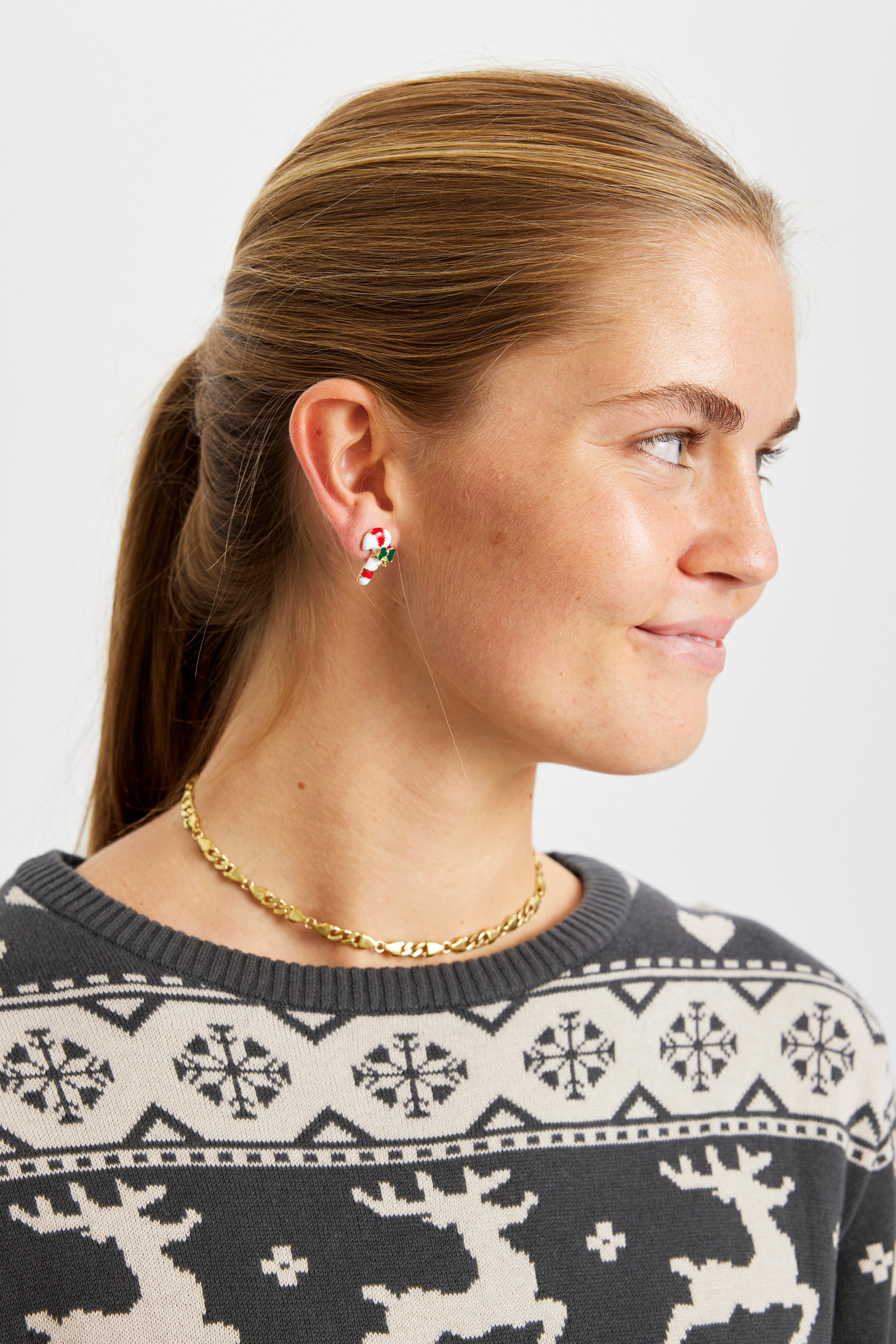 En dame med fine juleøreringe.