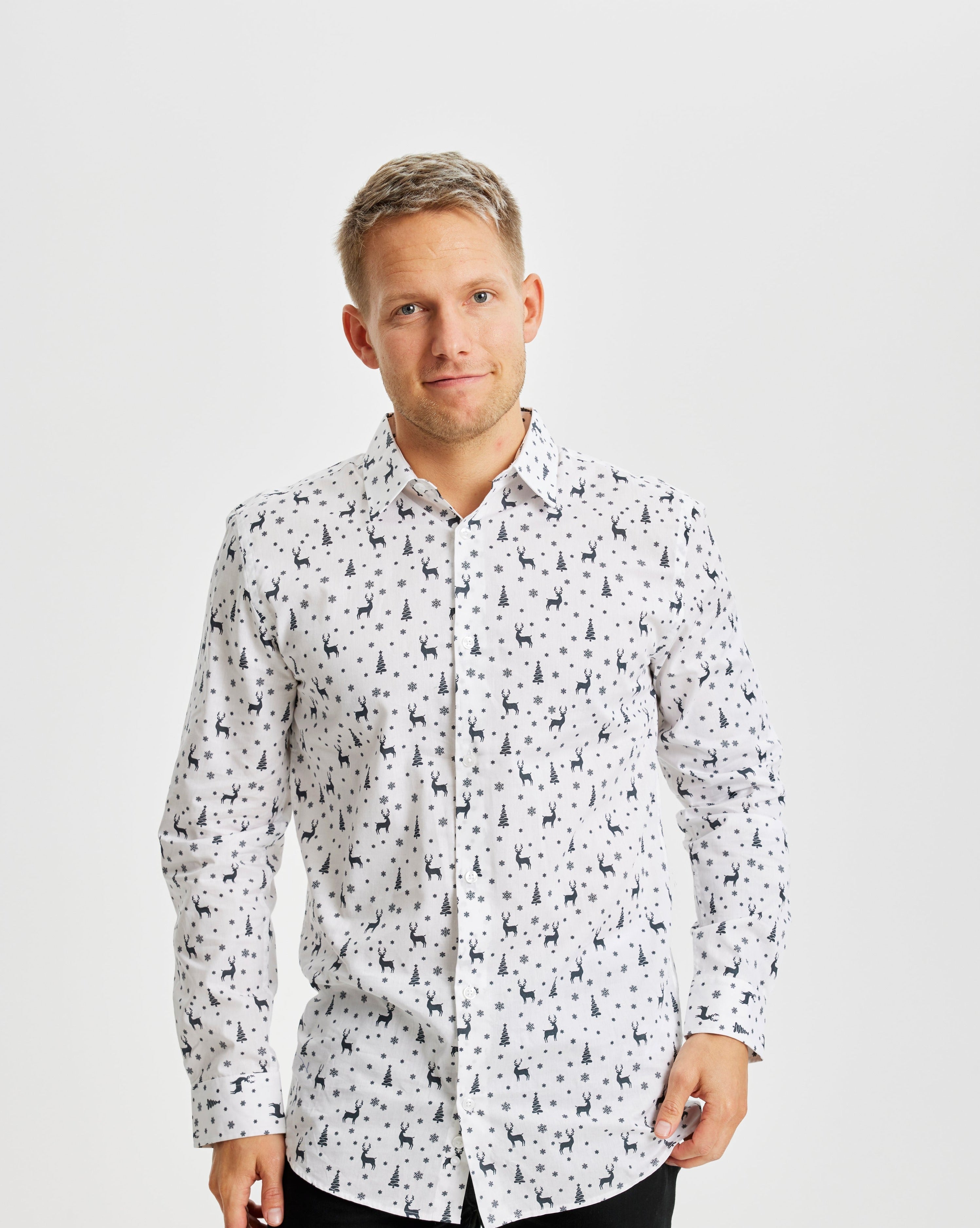 Un uomo che indossa una camicia bianca di Natale.