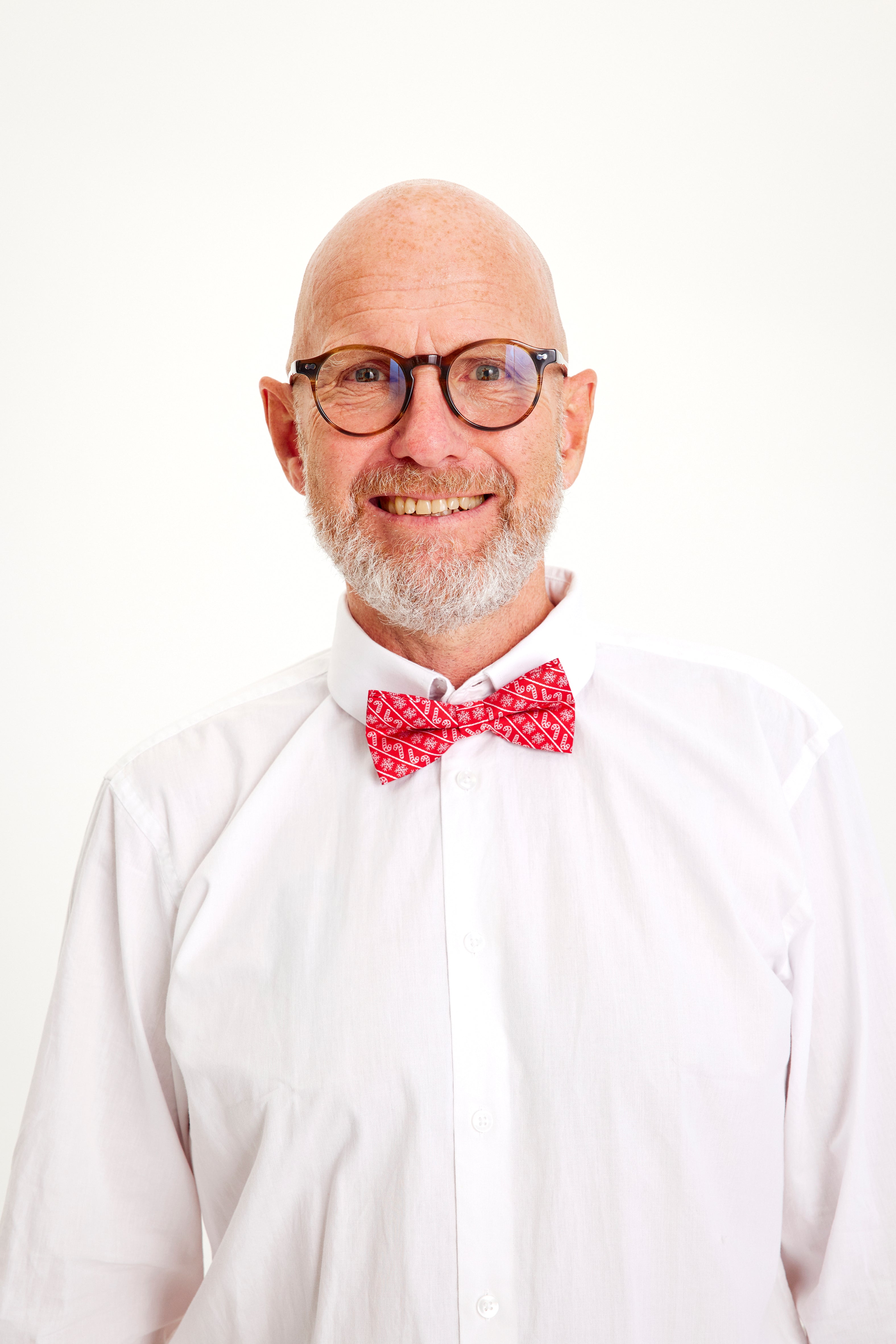 Un uomo che indossa un papillon rosso.