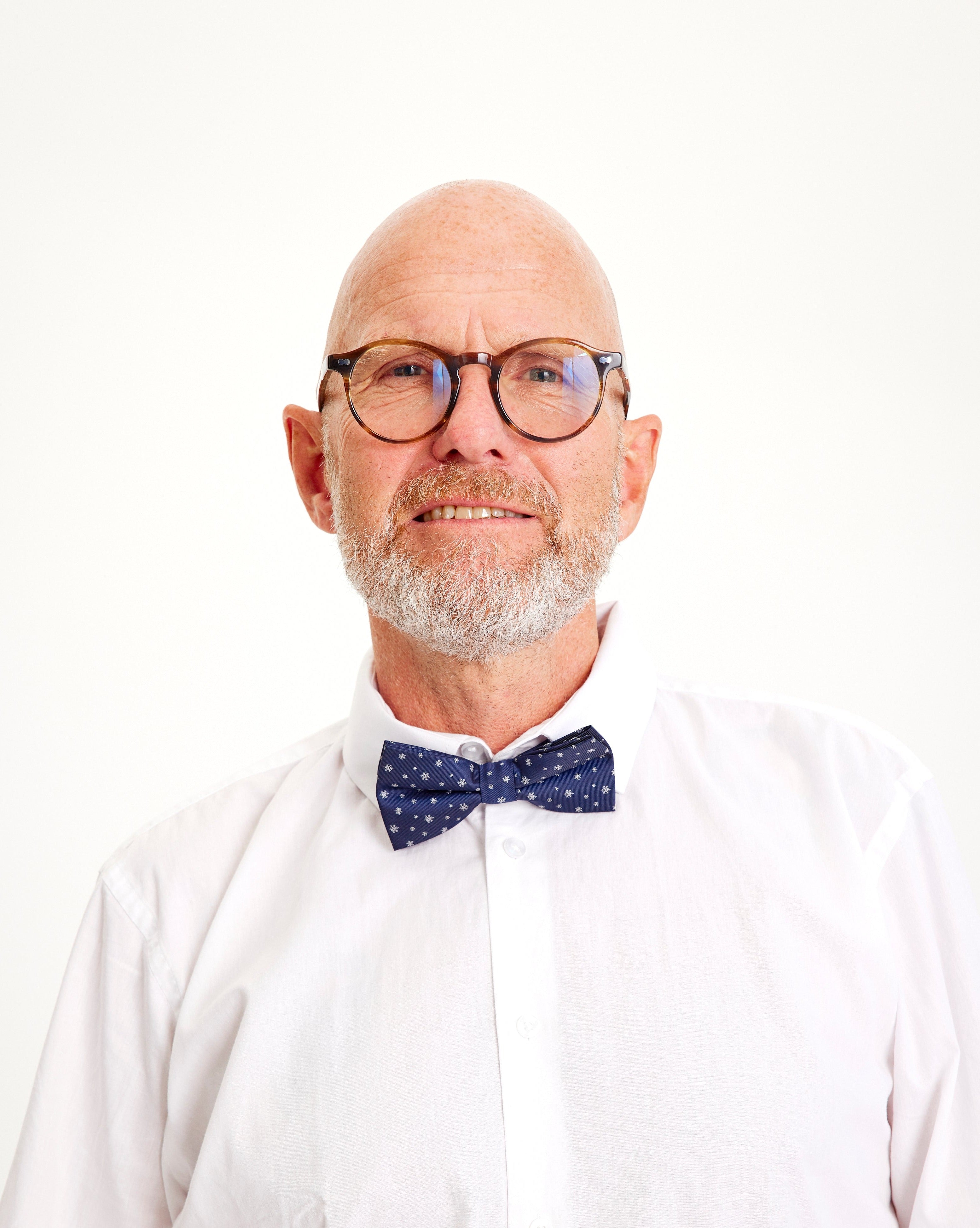 Un uomo che indossa un papillon blu.