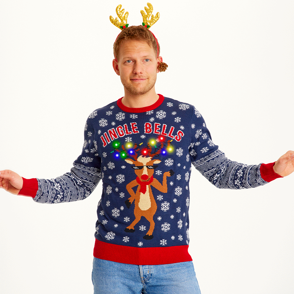 Un uomo che indossa un maglione natalizio blu con una renna danzante.