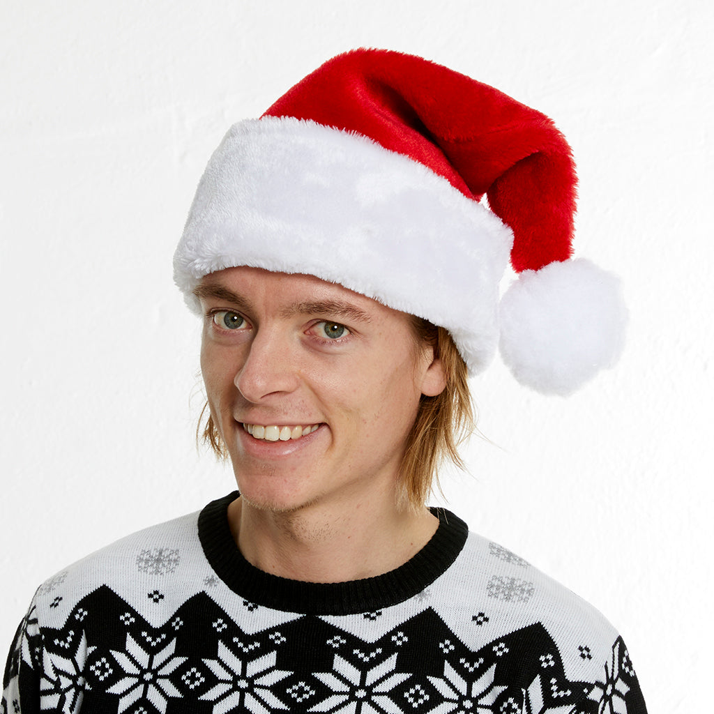 Un uomo con un cappello rosso.