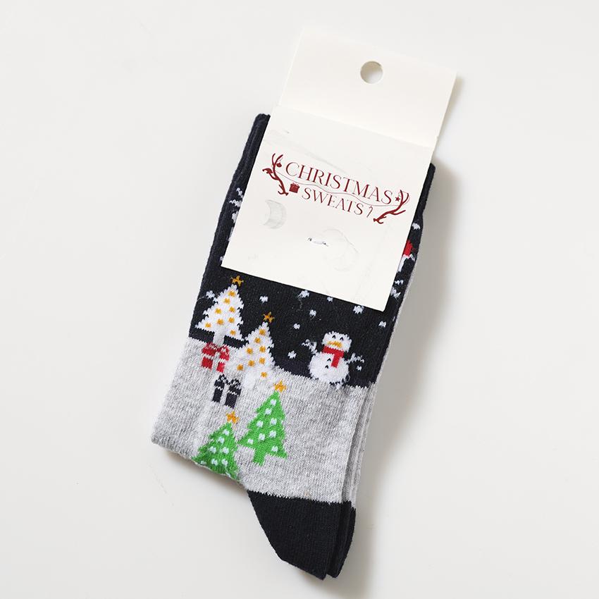 Un paio di calzini natalizi blu.